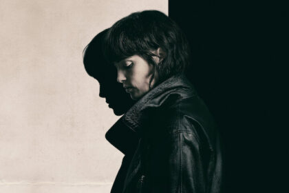 그녀는 어둠 속을 걷는다