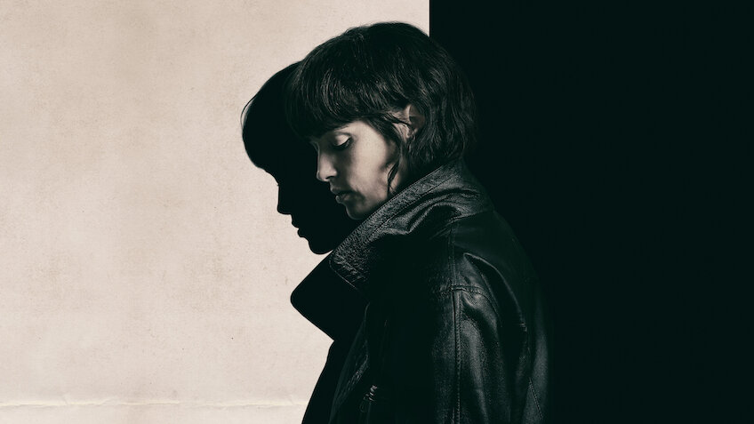 그녀는 어둠 속을 걷는다